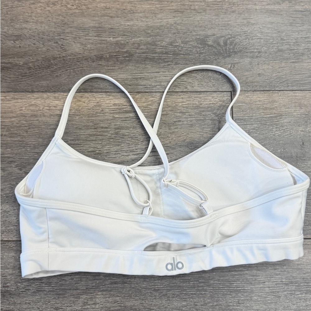 Alo yoga airlift intrigue bra ivory Size M